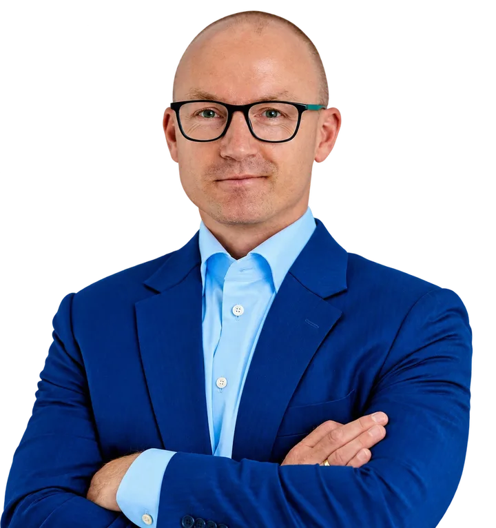 Portræt af Jesper Gunris Schneider i blå jakke med armene over kors